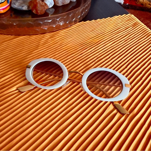 Funky Retro Cream Oval Sunglasses - Picture 2 of 3